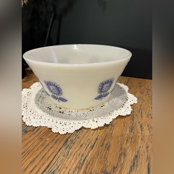 Federal glass Heritage Blue Sunflower Mixing Bowl – Milk Glass, - Picture 5 of 8